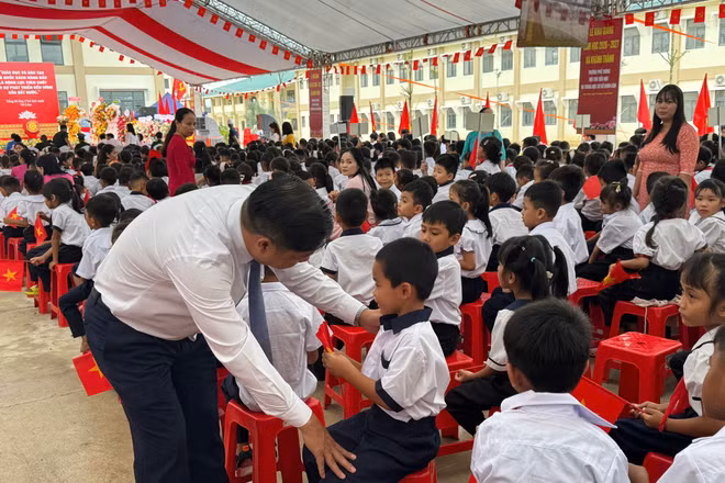Băng 18km đường rừng đón học sinh dự lễ khai giảng