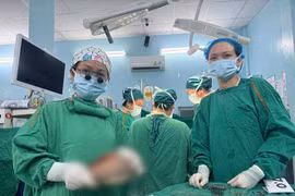 Phẫu thuật thành công khối u quái nặng 1,3 kg cho bé sơ sinh