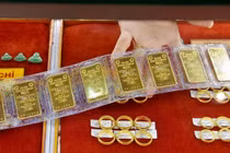 [SPOTLIGHT] Giá vàng lao dốc, SJC giảm gần 2 triệu đồng, USD tăng