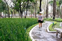 Không khí Hà Nội trong lành, người dân đổ ra công viên từ sáng sớm