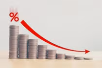 [SPOTLIGHT] Lãi suất tiết kiệm giảm sâu, mức 7%/năm trở nên hiếm hoi