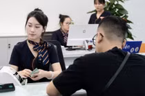 [SPOTLIGHT] Từ 1/11, ngân hàng chia sẻ thông tin tín dụng phải được khách hàng đồng ý