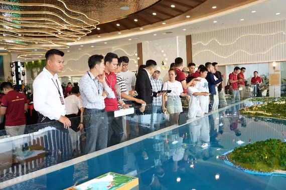 Hàng trăm khách hàng đổ xô ký thủ tục khu Đảo Ngọc: “Đây là vị trí độc nhất, vô nhị”