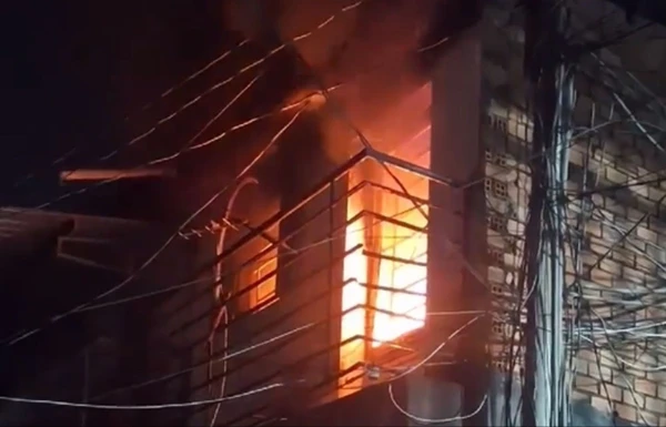 Cháy nhà ở TP HCM, đục cửa cứu cụ ông khỏi biển lửa