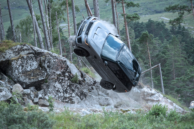 Một trong những chiếc SUV hạng sang hiệu suất cao theo đuổi 007 trong bộ phim James Bond thứ 25, No Time To Die. © 2021 Danjaq, LLC và MGM.