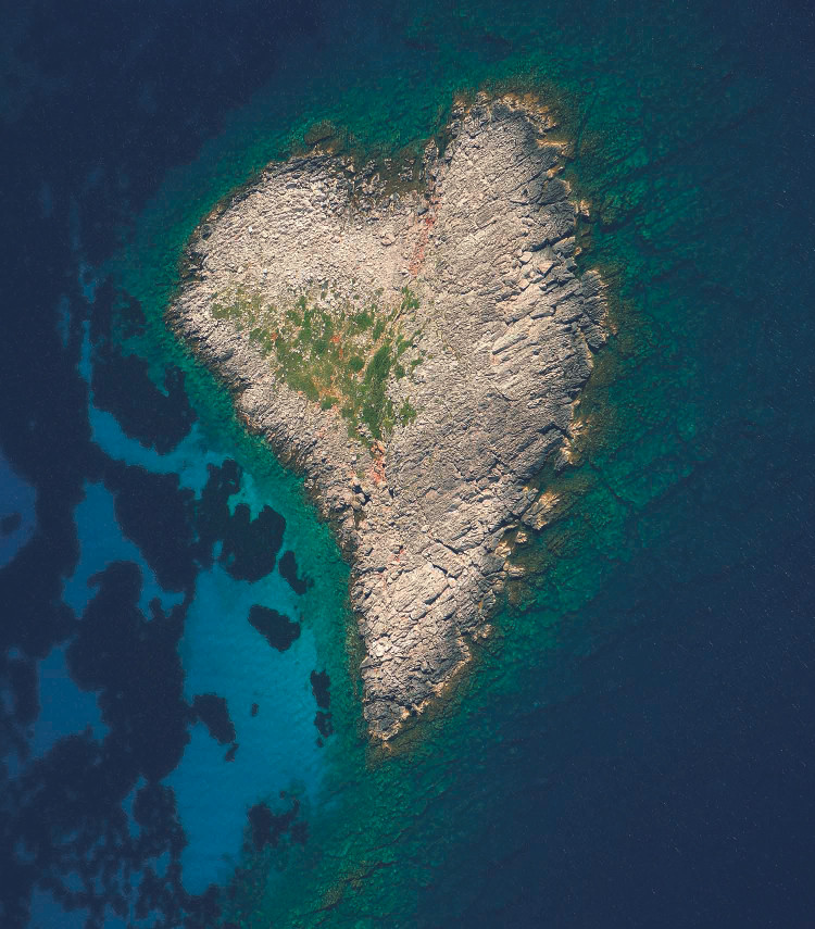 Tên hòn đảo Kardia được đặt theo tiếng Hy Lạp, có nghĩa là “trái tim” bởi hình dạng đặc biệt của hòn đảo có thể được nhìn thấy rõ từ ngọn hải đăng trên Sapienza – tháp đá cao 8m được xây dựng vào cuối thế kỷ 19 bởi người Anh. Vì vị trí của đảo gần với Calypso Deep, điểm sâu nhất của biển Địa Trung Hải, nên trên đảo Kardia không có người sinh sống, do đó, bạn chỉ có thể đến Kardia bằng cách thuê thuyền riêng ở Methoni – thành phố gần nhất so với đảo. Ảnh: Pinterest