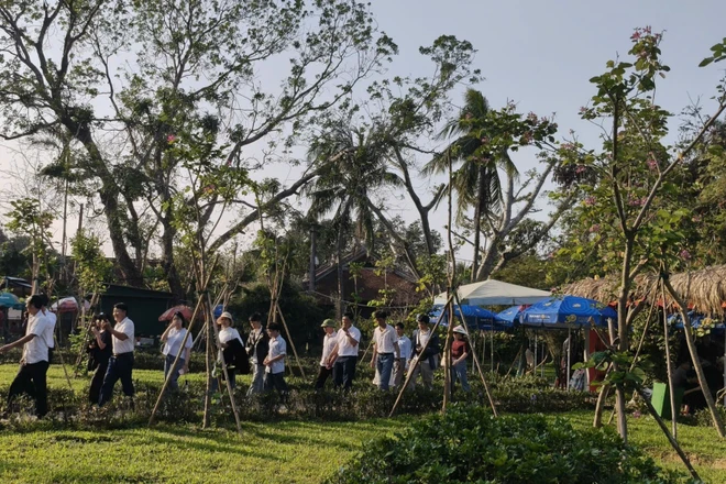 Giữa ngàn sắc xuân xứ Nghệ, dòng người vẫn tiếp tục về với Kim Liên, mang theo niềm tin, lòng biết ơn và ước vọng cho một năm mới bình an, thịnh vượng, nhắc nhớ về cội nguồn và trách nhiệm.