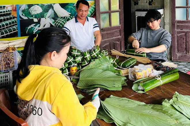 Làng Vĩnh Hòa đỏ lửa suốt đêm, giữ hồn bánh chưng ngày Tết xứ Nghệ