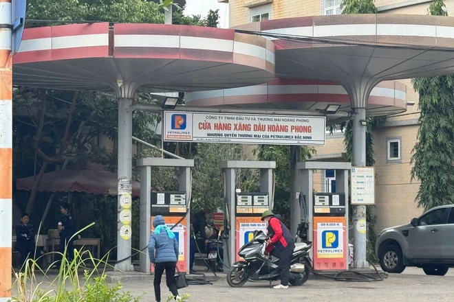 Công an vào cuộc vụ nghi bán xăng có nước tại cửa hàng xăng dầu Hoàng Phong ở Bắc Ninh