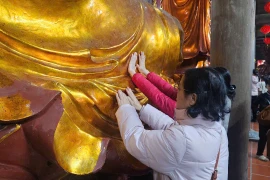 Rút quẻ thẻ, quệt tiền tượng Phật… tại chùa Tranh Hải Phòng