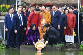Chủ tịch nước và phu nhân cùng kiều bào thả cá chép tại hồ Hoàn Kiếm