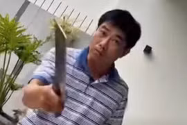 Vụ chủ nhà đe dọa thợ khóa bằng dao: Pháp luật sẽ xử lý ra sao?