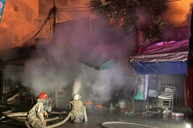 Chợ Xanh ở Hà Nội cháy ngùn ngụt khiến nhiều hộ dân sơ tán