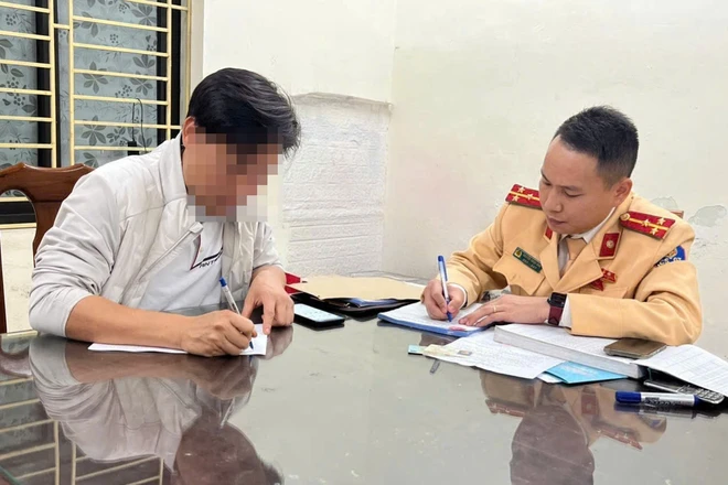 Xử phạt tài xế để trẻ nhỏ ngồi trước vô lăng 