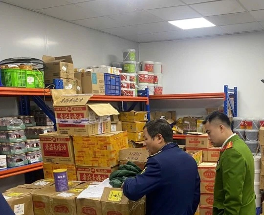 Phát hiện 1,5 tấn nguyên liệu thực phẩm không rõ nguồn gốc tại Hà Nội