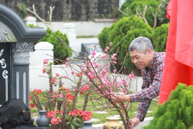 Người dân về nghĩa trang tảo mộ, mời gia tiên về đón Tết