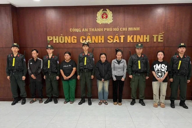 Khởi tố nhóm đối tượng sản xuất dầu gió giả sử dụng hóa chất trôi nổi