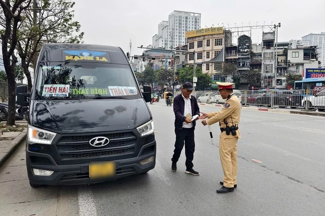 Hà Nội xử phạt 113 phương tiện kinh doanh vận tải vi phạm trong một ngày 