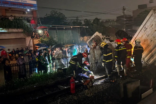 Cố vượt qua đường ngang, xe tải bị tàu hoả tông bẹp rúm