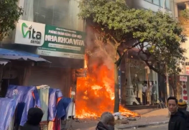 Cháy lớn tại ngôi nhà cao tầng trên phố Hà Nội