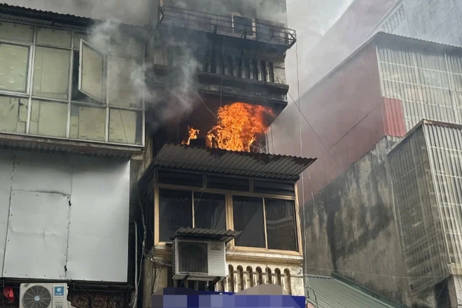 Cháy trên phố Hàng Mã, khói kèm mùi khét bốc ra từ tầng 3