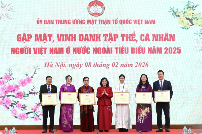 Lãnh đạo MTTQ Việt Nam trao Bằng khen cho những kiều bào tiêu biểu năm 2025