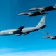 Một máy bay tiếp dầu KC-135 Stratotanker của Không quân Mỹ đang tiếp nhiên liệu trên không cho tiêm kích F/A-18F Super Hornet của Hải quân Mỹ trên bầu trời Trung Đông trong chiến dịch Epic Fury, minh họa cho hoạt động hỗ trợ tiếp dầu trên không phối hợp giữa các lực lượng. Hoạt động này giúp kéo dài thời gian hoạt động của tiêm kích, duy trì nhịp độ không kích và tăng thời gian hiện diện trên khu vực tác chiến cho các nhiệm vụ chiến đấu. (Nguồn ảnh: Bộ Quốc phòng Mỹ)