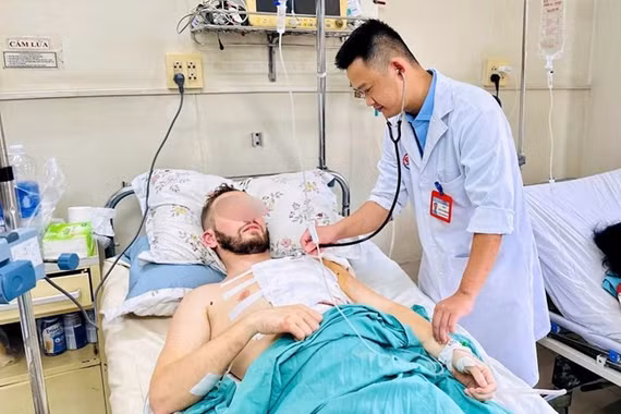 Người đàn ông nước ngoài thoát 'cửa tử' sau khi bị đâm thủng tim