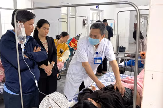 Hàng chục người nghi ngộ độc do ăn bánh mì ở Quảng Trị