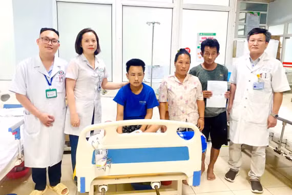 Cứu sống nam sinh người Lào bị sốc tim, suy đa tạng