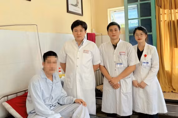 Gắp thành công 3 bàn chải đánh răng trong bụng nam thanh niên ở Huế