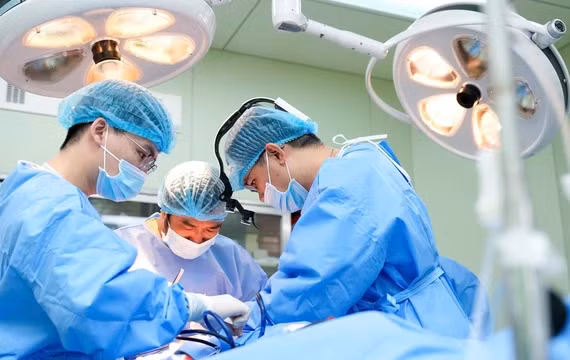 Cắt bỏ khối u ác tính xương hàm dưới cho bệnh nhi ở Huế