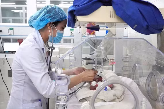 Nuôi thành công 2 trẻ sinh non siêu nhẹ ký ở Quảng Ngãi