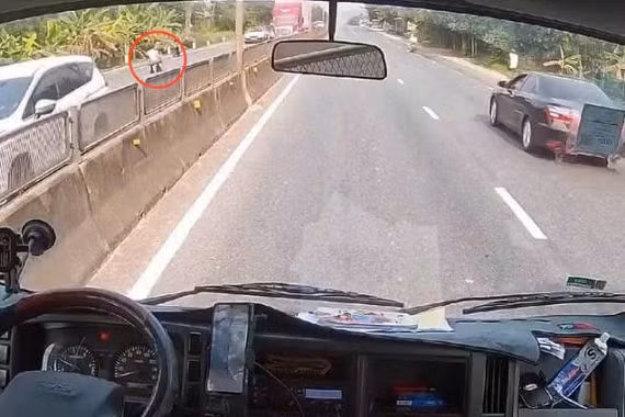 Tài xế xe tải cứu bé gái thoát khỏi nguy hiểm trên quốc lộ