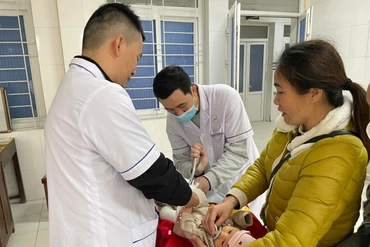 Điều trị bàn chân khoèo bẩm sinh cho trẻ sơ sinh