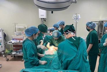 Cứu sản phụ mắc rau tiền đạo trung tâm trên nền mổ lấy thai cũ