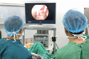 Bóc tách khối u tiền liệt tuyến to gấp 4,5 lần cho cụ ông 94 tuổi