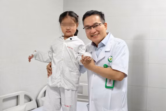 Tạo ngón cái mới từ ngón trỏ: Cơ hội phục hồi cho trẻ dị tật bẩm sinh