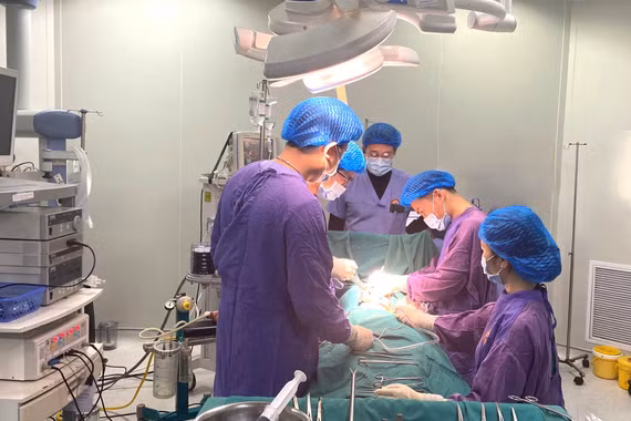 Nguy kịch vì bệnh lý dạ dày kéo dài gây thủng tạng rỗng