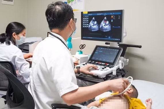 Hành trình giành lại sự sống cho bé có trái tim phình to chiếm 2/3 lồng ngực