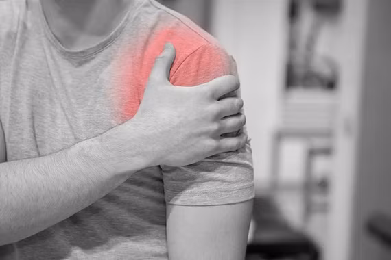 Tự ý nắn khớp vai dễ gây tổn thương mạch máu, thần kinh