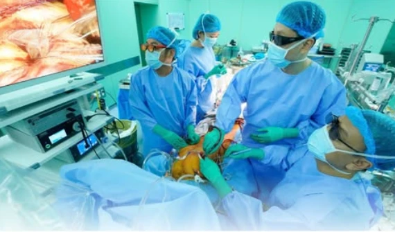 Nội soi 3D thay van động mạch chủ kết hợp bắc cầu nối động mạch vành