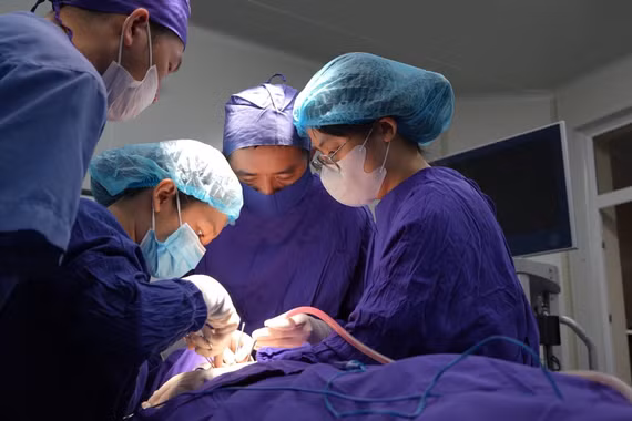Thủng thực quản do nuốt cơm để chữa hóc xương