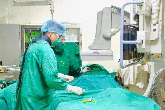 Uống rượu, người bệnh ung thư gan khối u 10cm vỡ, mất máu cấp