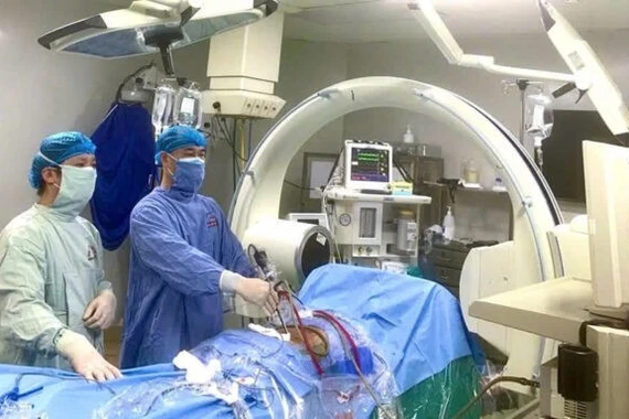 Trẻ 15 tuổi thoát vị đĩa đệm đốt sống thắt lưng nặng không thể nằm