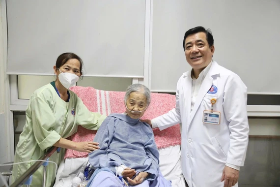 Đau bụng, chán ăn, cụ bà 95 tuổi bị u đại tràng chiếm toàn bộ lòng ruột