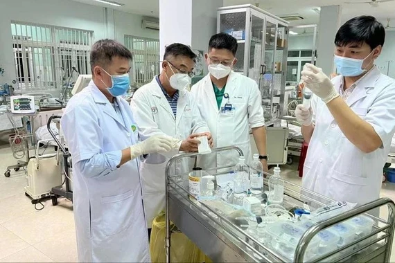 WHO đưa 'thần dược' giá 8.000 USD/lọ về Đà Nẵng cứu 3 người ngộ độc cá ủ chua