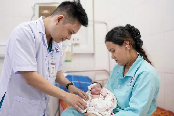 14 ngày cứu bé suy dinh dưỡng bào thai, tắc tá tràng