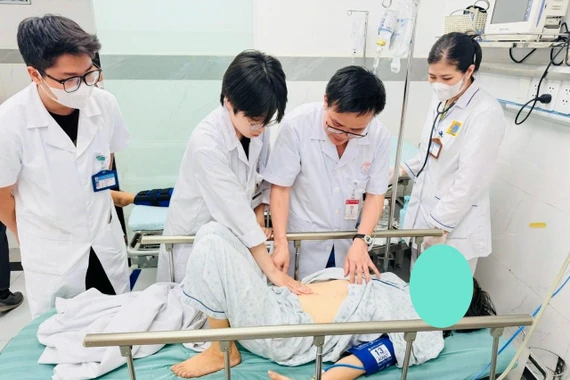 Tắc ruột non phát hiện bệnh di truyền hiếm gặp