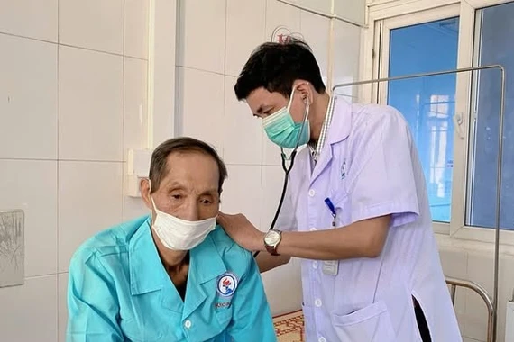 Ho ra máu tươi ồ ạt, người đàn ông 71 tuổi nguy kịch